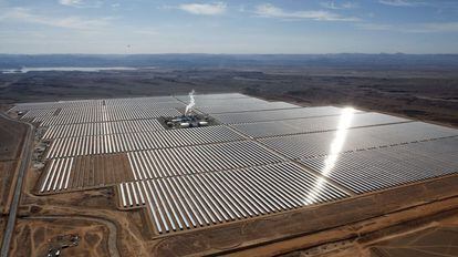 Imagen aérea de la central térmica solar de Ouarzazate, en Marruecos.