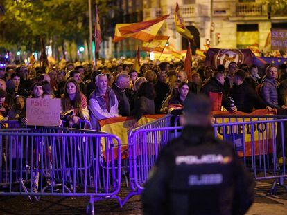 Decenas de personas con banderas y carteles, durante una protesta contra la amnistía, frente a la sede del PSOE, este sábado.