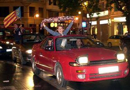 Aficionados del Valencia festejan en las calles de la ciudad el título liguero.