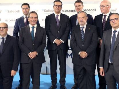 El consejero de Economia y Hacienda, Pedro Azpiazu (4d), junto al diputado general de Hacienda, José María Iruarrizaga (3d), miembros del banco Sabadell y los organizadores del Foro Liderazgo Empresarial, junto al consejero delegado de Banco Sabadell, Jaime Guardiola (5d) al inicio del acto