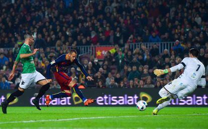 Sandro firma el primer gol del Barcelona. 
