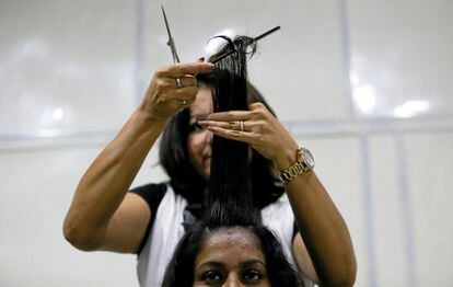 Una peluquera cortando el pelo a una cliente en Colombo, Sri Lanka.