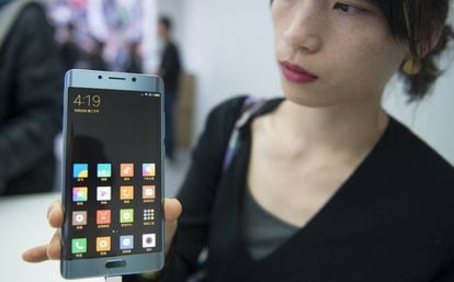 Una mujer muestra uno de los nuevos modelos de Xiaomi, el Mi Note 2.