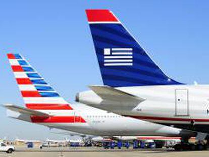 Fotografía fechada el 14 de febrero de 2013 que muestra un avión de la compañía US Airways (d) junto a uno de la compañía American Airlines (i), en el aeropuerto internacional de Ft. Worth (Texas), EE.UU. EFE/Archivo