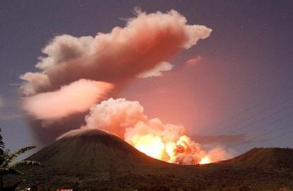 El volcán Lokon, en Indonesia, que desprende lava y ceniza desde la medianoche de ayer