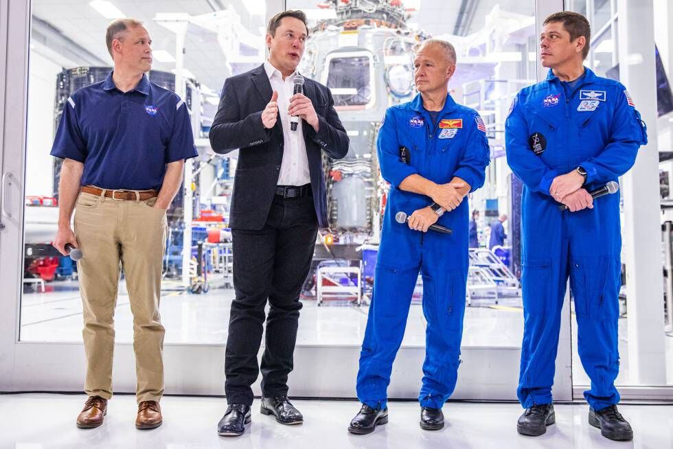 Elon Musk con el administrador de la NASA y los dos astronautas que transportó en su SpaceX.
