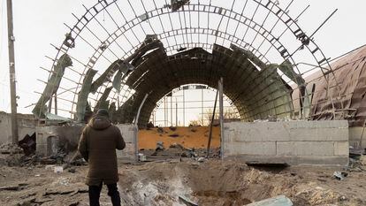 Un hombre observaba el lunes un silo de grano dañado en un ataque nocturno ruso en Pisochin, cerca de Járkov, al noreste de Ucrania.
