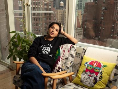 Angela Saini en su casa con vistas a Manhattan, Nueva York, este 1 de febrero de 2024.