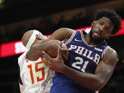 Joel Embiid agarra el balón ante Vince Carter.