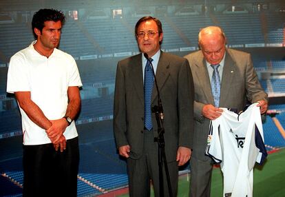 Luis Figo, acompañado por el presidente del Real Madrid,Florentino Pérez, y Alfredo Di Stefano, durante su presentación, como nuevo jugador del Real Madrid.
