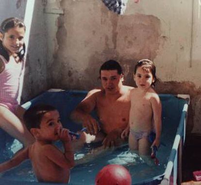 Gastón Riva junto a sus hijos.