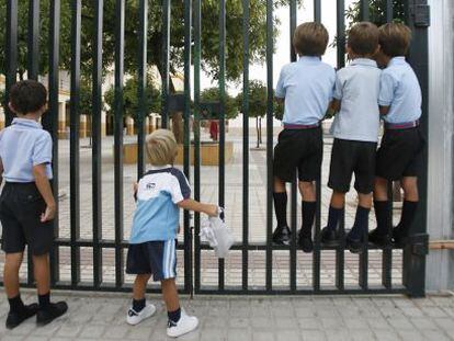 Alumnos en la entrada de un colegio de Sevilla. 