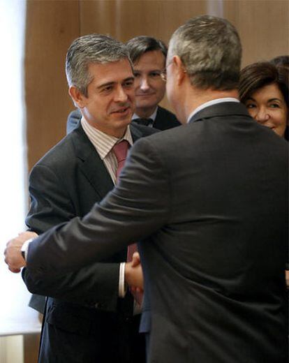 Jesús Caldera saluda al director de EL PAÍS, Javier Moreno
