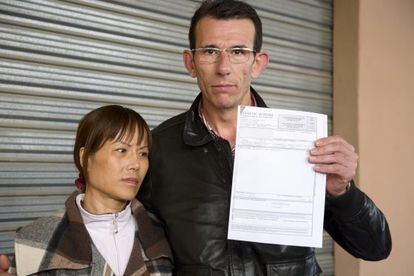 Fan y Guillamó muestran la factura por el tratamiento.