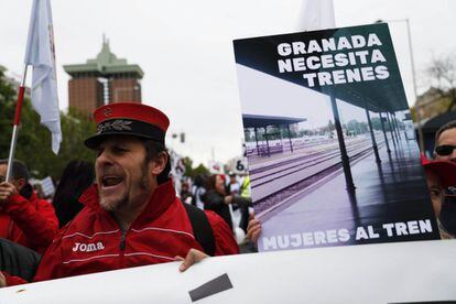 Los manifestantes denuncian que el abandono de muchas zonas de España se ha producido por la falta de "equilibrio territorial" y de "desigualdad de oportunidades" por parte de los Gobiernos. En la imagen, un hombre con gorra de jefe de estación durante la marcha.