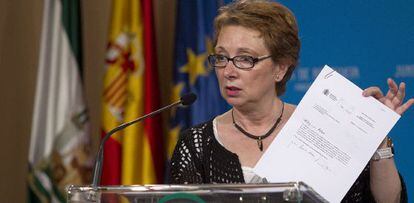 Carmen Martínez Aguayo muestra un documento del Gobierno durante su comparecencia.