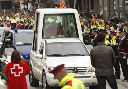 El Papa recorre las calles de Barcelona hasta llegar a la Sagrada Familia.