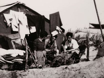 Refugiados españoles sin identificar en el campo de Argelés-sur-Mer.