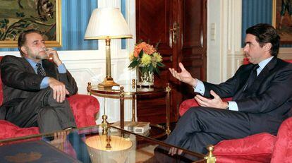 José María Aznar conversa con Julio Anguita en La Moncloa, en 1999.