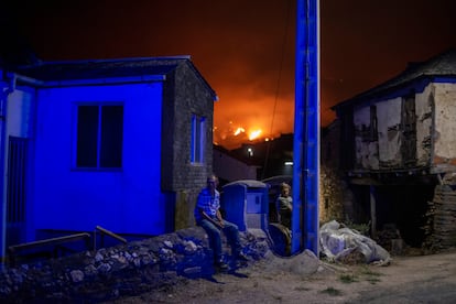 Vecinos del pueblo de Candeda (Ourense), preocupados ante el avance de las llamas, la madrugada del sábado. Carballeda de Valdeorras (Ourense) vio el inicio de un fuego, que sigue activo, el jueves a las 22:09 horas, en la parroquia de Riodolas, con 800 hectáreas afectadas hasta el momento.