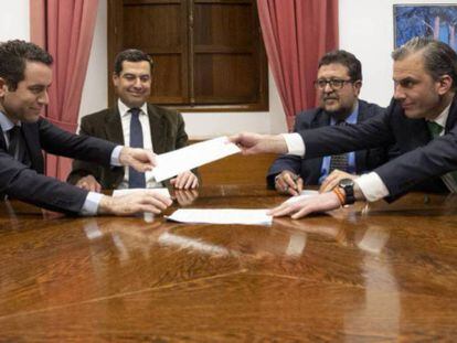 García Egea (PP), y Ortega Smith (Vox) intercambian los papeles del acuerdo en Andalucía.