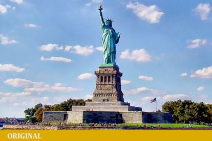 Desde 1886 se alza en la isla de la Libertad, al sur de Manhattan, junto a la desembocadura del río Hudson. Obra del escultor Frédéric Auguste Bartholdi, con una estructura interna diseñada por Eiffel, fue un regalo de los franceses para conmemorar el centenario de la Declaración de Independencia de Estados Unidos.