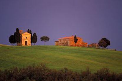 Una capilla entre cipreses en las cercanías de Pienza, en la Toscana (Italia).