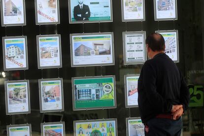 Un hombre mira las ofertas de una inmobiliaria en Madrid.