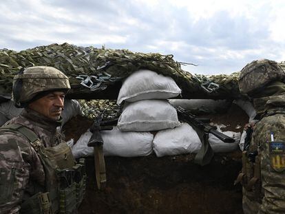 Dos soldados ucranios en una trinchera cerca de la ciudad de Bajmut, en el este del país, el 8 de abril.