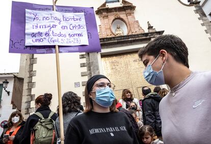 Dos jóvenes en la concentración en Sagunto. 