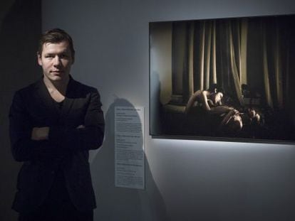 El fot&oacute;grafo Mads Nissen junto a su obra ganadora del World Press Photo.
