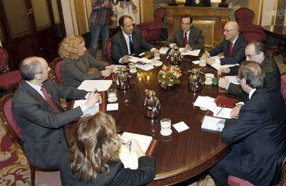 El presidente del Congreso, José Bono (en el centro), durante la reunión que ha mantenido con los portavoces de todos los grupos parlamentarios.