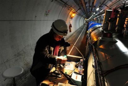 Un especialista del CERN instala uno de los nuevos dispositivos de seguridad del acelerador de partículas LHC