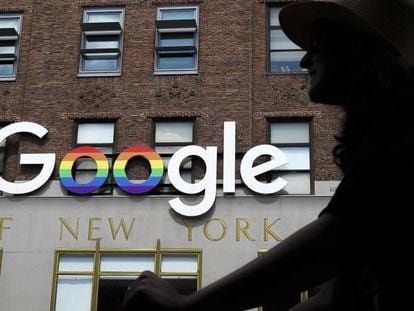El logotipo de Google sobre la fachada de la sede de la compañía en Nueva York. 