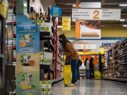 Una mujer de compras en un supermercado de Bogotá (Colombia).