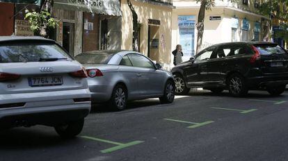 Un coche no respeta el nuevo aparcamiento en la calle de Vallehermoso.