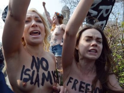 Activistas de Femen se manifiestan cerca de la embajada tunecina en París.