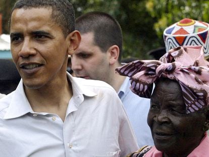 Barack Obama, con su abuela Sarah en 2006.