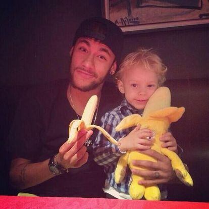 Neymar, con su hijo, mostrándo un plátano
