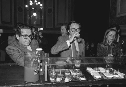 Miguel Herrero y Rodríguez de Miñón (izquierda) junto a Alfonso Guerra en el bar del Congreso en marzo de 1980.