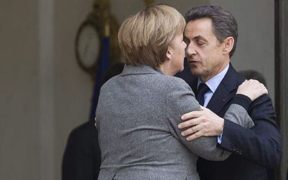 Nicol&aacute;s Sarkozy despide a Angela Merkel. 