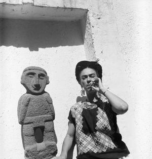 Frida Kahlo junto a una escultura en le patio de su casa en una imagen sin fecha, tomada entre 1948 y 1952.