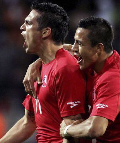 Mark González y Alexis celebrar uno de los goles a Suiza en 2010.