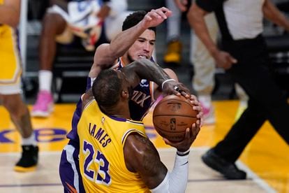 Booker le cierra el paso a LeBron James en el Lakers-Suns.