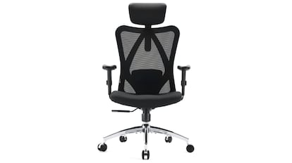 Silla de oficina con ruedas, reposabrazos y soporte lumbar.