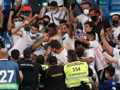 Los aficionados abrazan a Vinicius, que saltó a la grada a celebrar su gol al Celta.