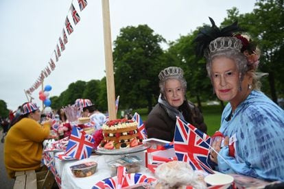 Durante todo el domingo 5 de junio también se han celebrado miles de pícnics callejeros por todo el Reino Unido, como este en los terrenos del castillo de Windsor, donde se han visto banderas, caretas de la reina y de la familia real y comida típica británica.
