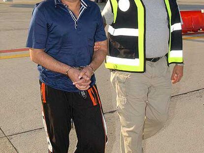 Kalashov, tras ser trasladado a España desde Dubai, en junio de 2006.