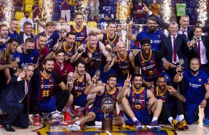 Los jugadores y el cuerpo técnico del Barcelona celebran la Liga ACB.