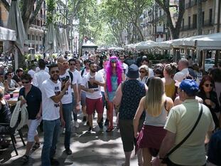 Un grupo de turistas celebra una despedida de soltero en la Rambla.